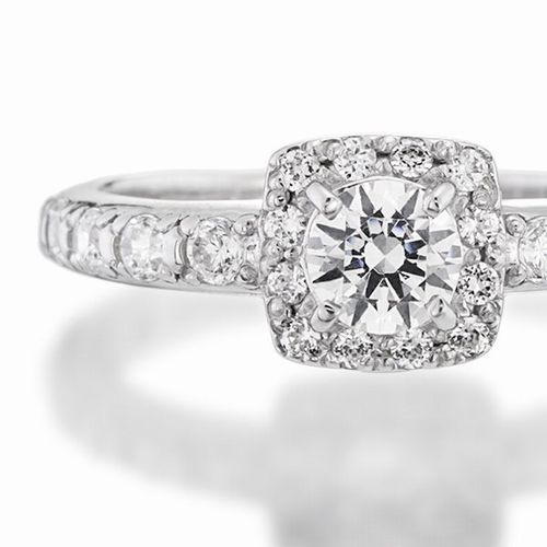 婚約指輪:中石をを四角くダイヤでかこんだゴージャスでクラシカルなリング
