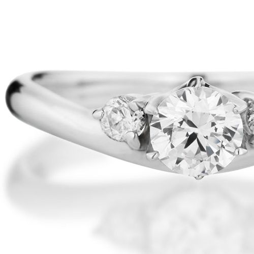 婚約指輪:緩やかなV字ラインに少し大きめのメレダイヤモンドをそえて