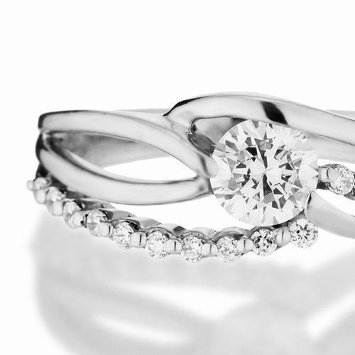 婚約指輪:幾重ものラインとダイヤモンドが織りなす上品でラグジュアリーなリング