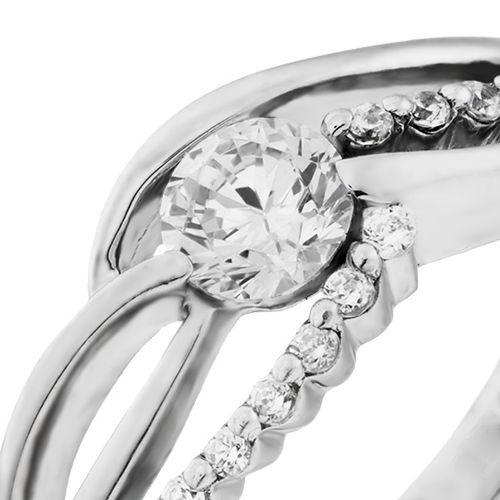 婚約指輪:幾重ものラインとダイヤモンドが織りなす上品でラグジュアリーなリング