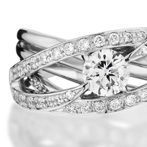 婚約指輪:幾重にも重なり合うアームとダイヤで存在感のあるゴージャスなデザイン