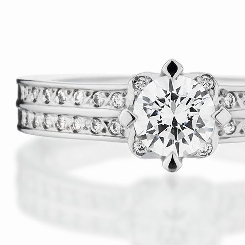 婚約指輪:ダイヤを2列に配した幅のあるストレートラインのエタニティリング