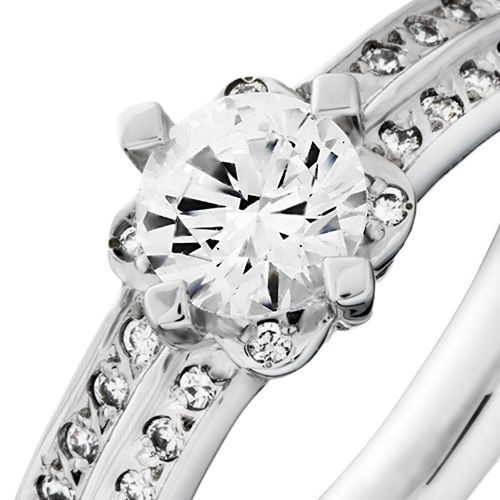 婚約指輪:ダイヤを2列に配した幅のあるストレートラインのエタニティリング