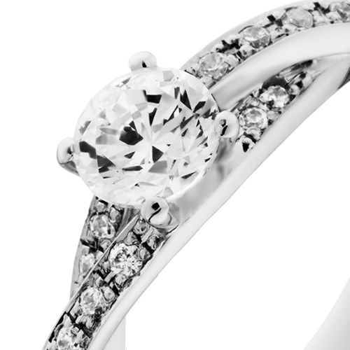 婚約指輪:立体的に重なり合うダイヤモンドのラインが中石を引き立てるリング