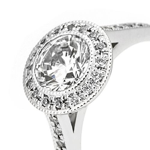 婚約指輪:ダイヤの取り巻き部分にミル打ちを施しアンティーク風に仕上げたリング