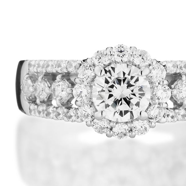 婚約指輪:たっぷりのダイヤに透かしを入れた気品あるゴージャスなヘイロースタイル
