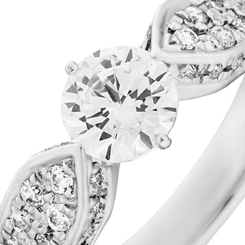 婚約指輪:フラットなパヴェのアームが中石を華やかに引き立てるボリューム感あるデザイン