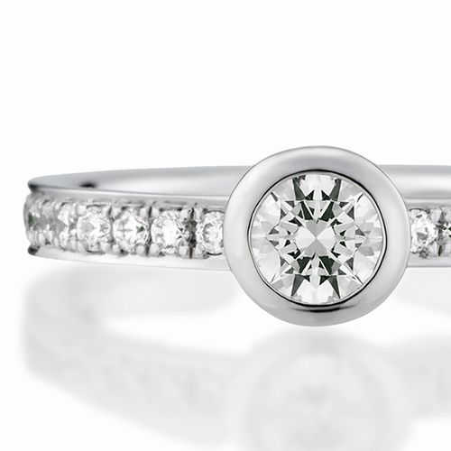 婚約指輪:覆輪留めのセンターダイヤがデイリーに使いやすいカジュアルなエタニティリング