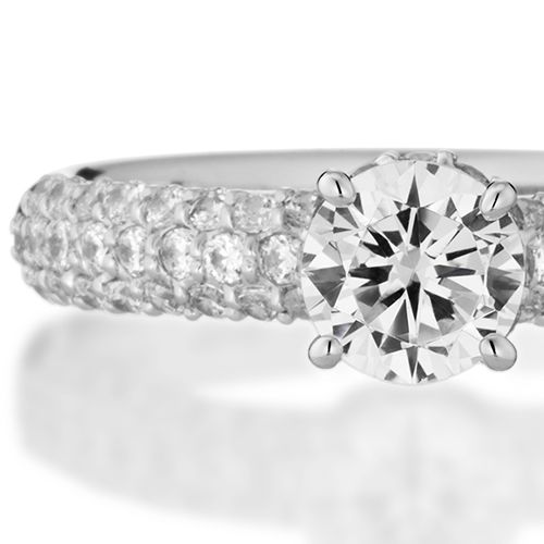 婚約指輪:ストレートのパヴェダイヤのアームに加え石座にもダイヤを添えた豪華なリング