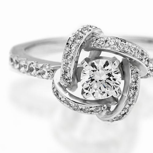 婚約指輪:立体的なダイヤのラインが中石を優しく包み込むような個性的なヘイロースタイル