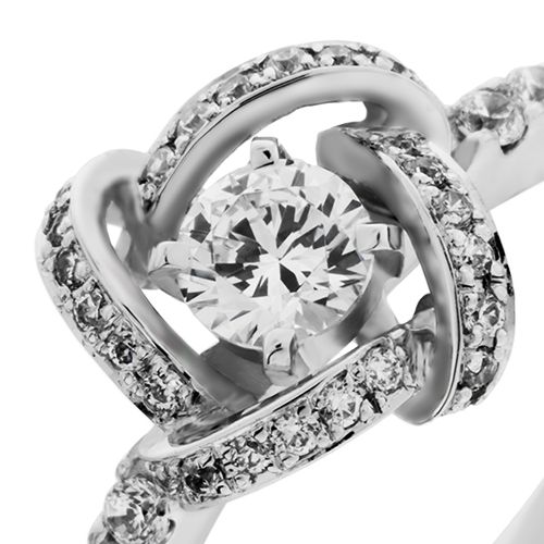 婚約指輪:立体的なダイヤのラインが中石を優しく包み込むような個性的なヘイロースタイル