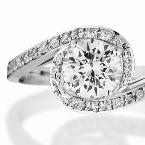 婚約指輪:優しい曲線を描くダイヤのアームが真ん中のダイヤを包み込んだヘイロースタイル