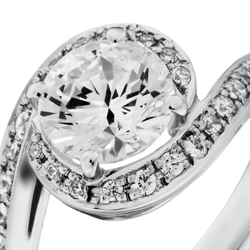 婚約指輪:優しい曲線を描くダイヤのアームが真ん中のダイヤを包み込んだヘイロースタイル