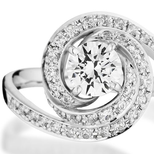 婚約指輪:渦を巻くように中石をダイヤモンドが取り囲みボリューム感あふれるリング