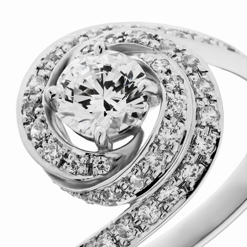 婚約指輪:渦を巻くように中石をダイヤモンドが取り囲みボリューム感あふれるリング