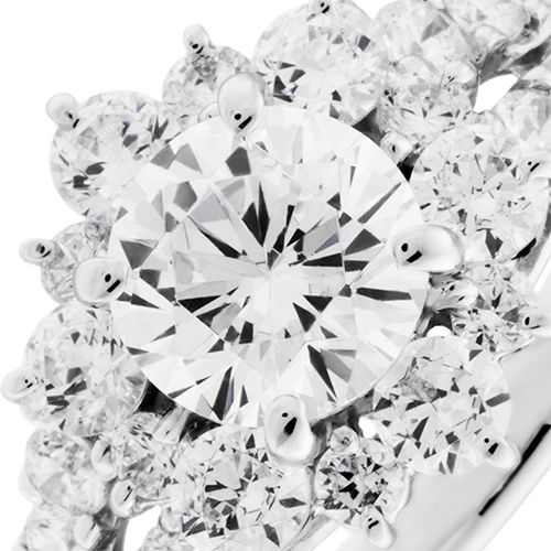 婚約指輪:中石を贅沢にダイヤで取り囲んだ最上級の輝きとボリュームを誇るデザイン