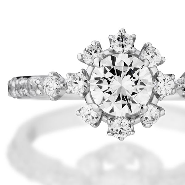 婚約指輪:中石を8石のダイヤで囲んだ太陽のように光り輝くリング