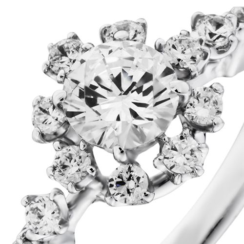 婚約指輪:中石を8石のダイヤで囲んだ太陽のように光り輝くリング
