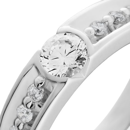婚約指輪:程よい幅を持たせたストレートアームに中石を埋め込んだ個性派のリング