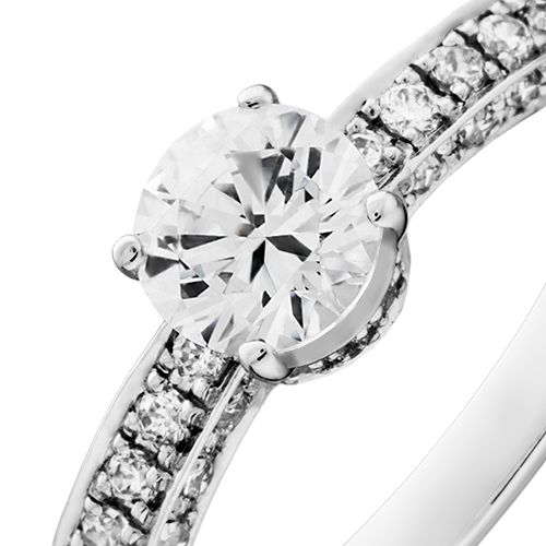 婚約指輪:表面と側面にびっしりとダイヤを配した気品のあるラグジュアリーなエタニティリング