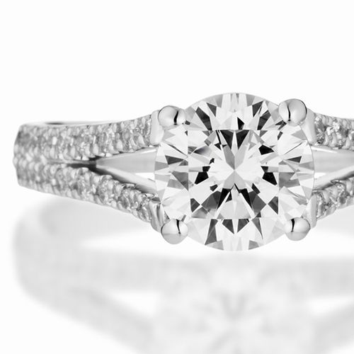 婚約指輪:ふた筋の流れるような美しいダイヤのラインが上品で美しいリング