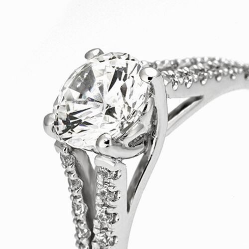 婚約指輪:ふた筋の流れるような美しいダイヤのラインが上品で美しいリング