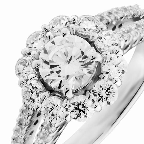 婚約指輪:中石を大きめのメレダイヤで取り囲み、アームのダイヤも豪華なヘイロースタイル