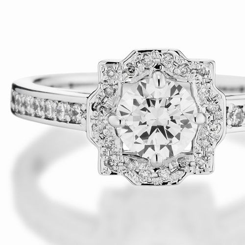 婚約指輪:中央のラウンドダイヤを複雑にダイヤで取り巻いた格調高いヘイロースタイル