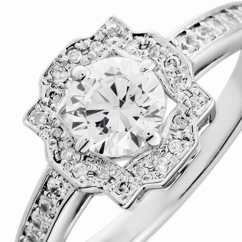 婚約指輪:中央のラウンドダイヤを複雑にダイヤで取り巻いた格調高いヘイロースタイル
