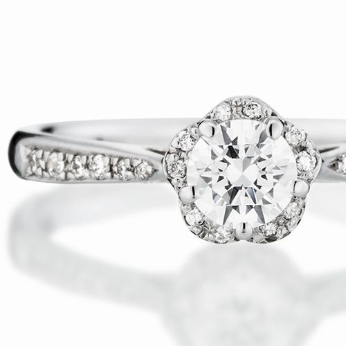 婚約指輪:ダイヤの花びらに抱かれたセンターストーンが可憐にきらめくヘイロースタイル