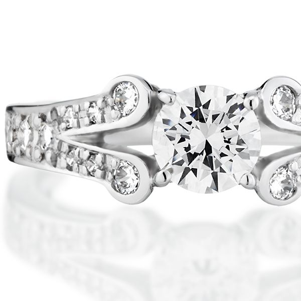 婚約指輪:贅沢にダイヤを散りばめたアームが中石を引き立てる存在感あるリング
