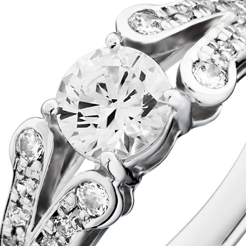 婚約指輪:贅沢にダイヤを散りばめたアームが中石を引き立てる存在感あるリング