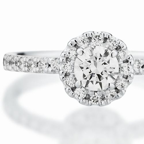 婚約指輪:中央のダイヤの周りをメレダイヤが取り巻く贅沢で華やかなヘイロースタイル