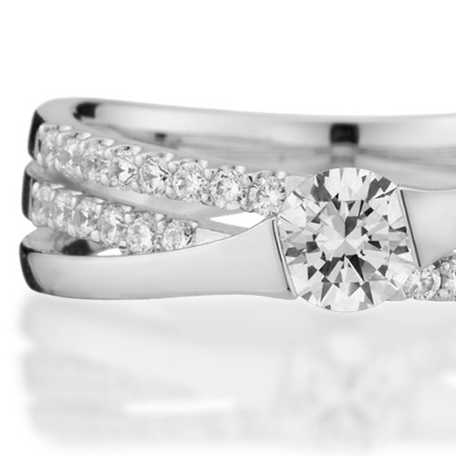 婚約指輪:3連リングのようなラインに中石のダイヤを埋め込んだモダンなリング