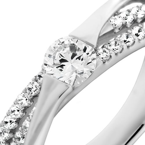 婚約指輪:3連リングのようなラインに中石のダイヤを埋め込んだモダンなリング