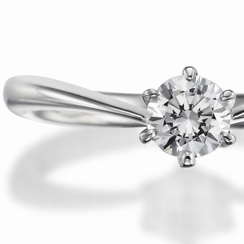 婚約指輪:指先を細く長く魅せてくれるスリムなV字ソリティアリング