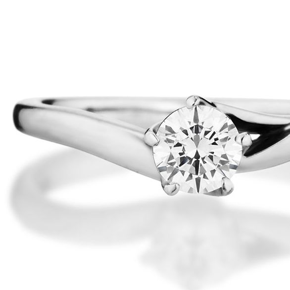 婚約指輪:流れるようなウェーヴラインと5つの爪が印象的なソリティアリング