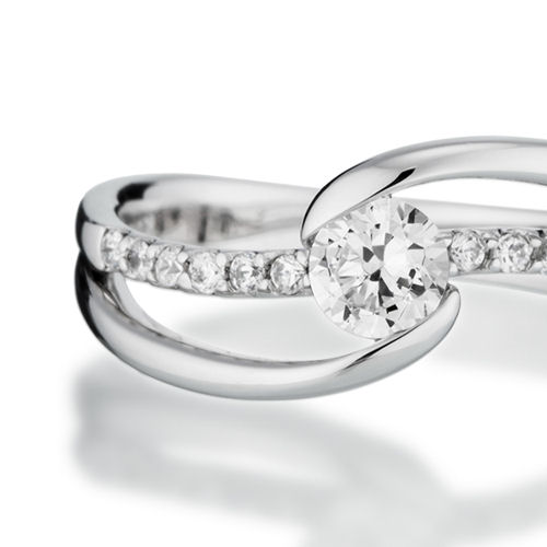 婚約指輪:流れるような曲線とダイヤのラインで中石を優しく包み込んだリング