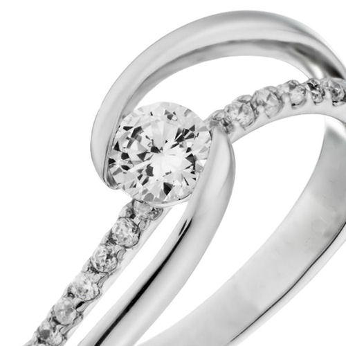 婚約指輪:流れるような曲線とダイヤのラインで中石を優しく包み込んだリング