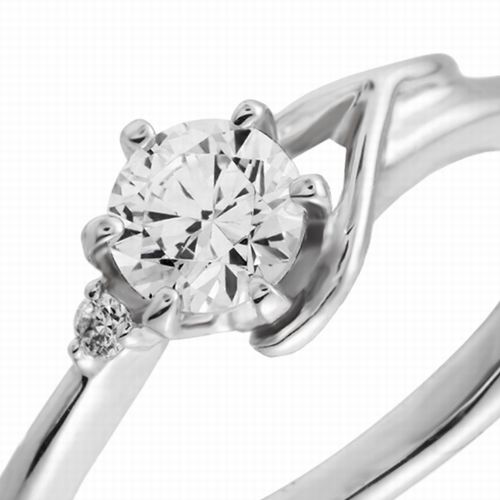 婚約指輪:アルファベット『T』モチーフのウェーブラインにダイヤを添えて