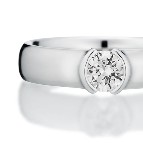 婚約指輪:幅広の平甲丸アームに中石を埋め込み普段遣いしやすいカジュアルなソリティア