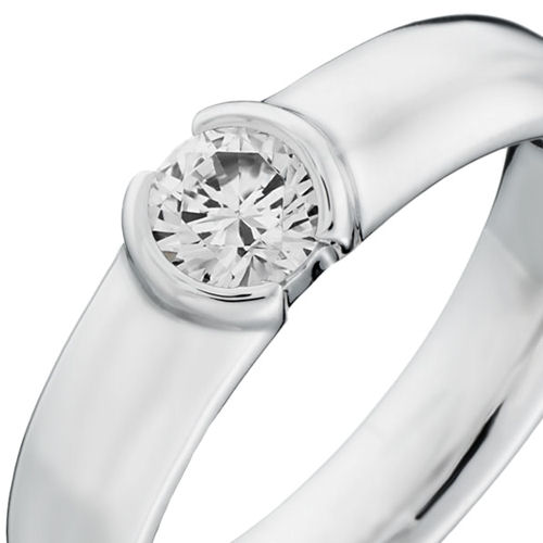 婚約指輪:幅広の平甲丸アームに中石を埋め込み普段遣いしやすいカジュアルなソリティア
