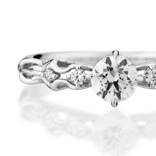 婚約指輪:アンティークのレースのような繊細な透かし模様はどこにもない個性的なデザイン