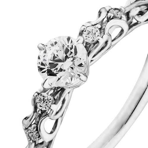 婚約指輪:アンティークのレースのような繊細な透かし模様はどこにもない個性的なデザイン