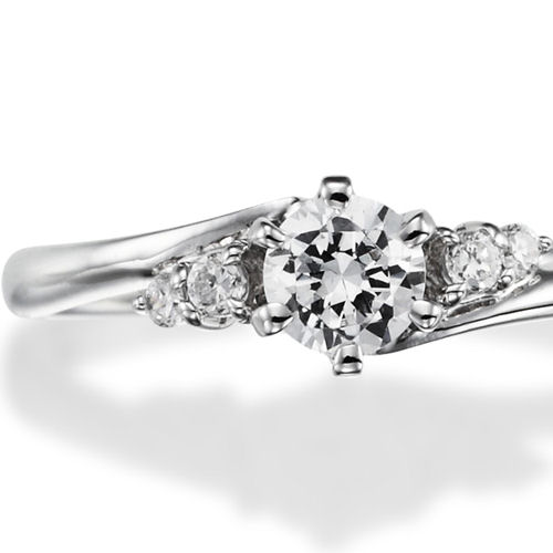 婚約指輪:5つのダイヤモンドが寄り添ってきらめく人気の華やかなS字ライン