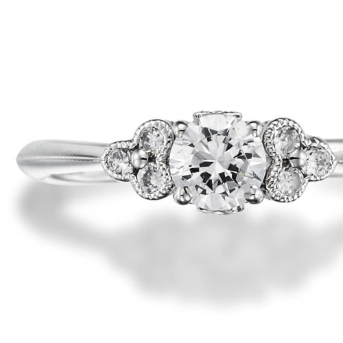 婚約指輪:ミル打ちに囲まれたメレダイヤ8石を両脇と台座にそえたキュートなデザイン