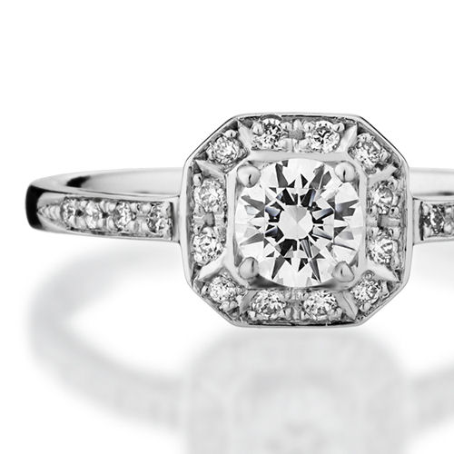 婚約指輪:八角形の台座に中石とダイヤを散りばめた豪華でクラシックなヘイロースタイル