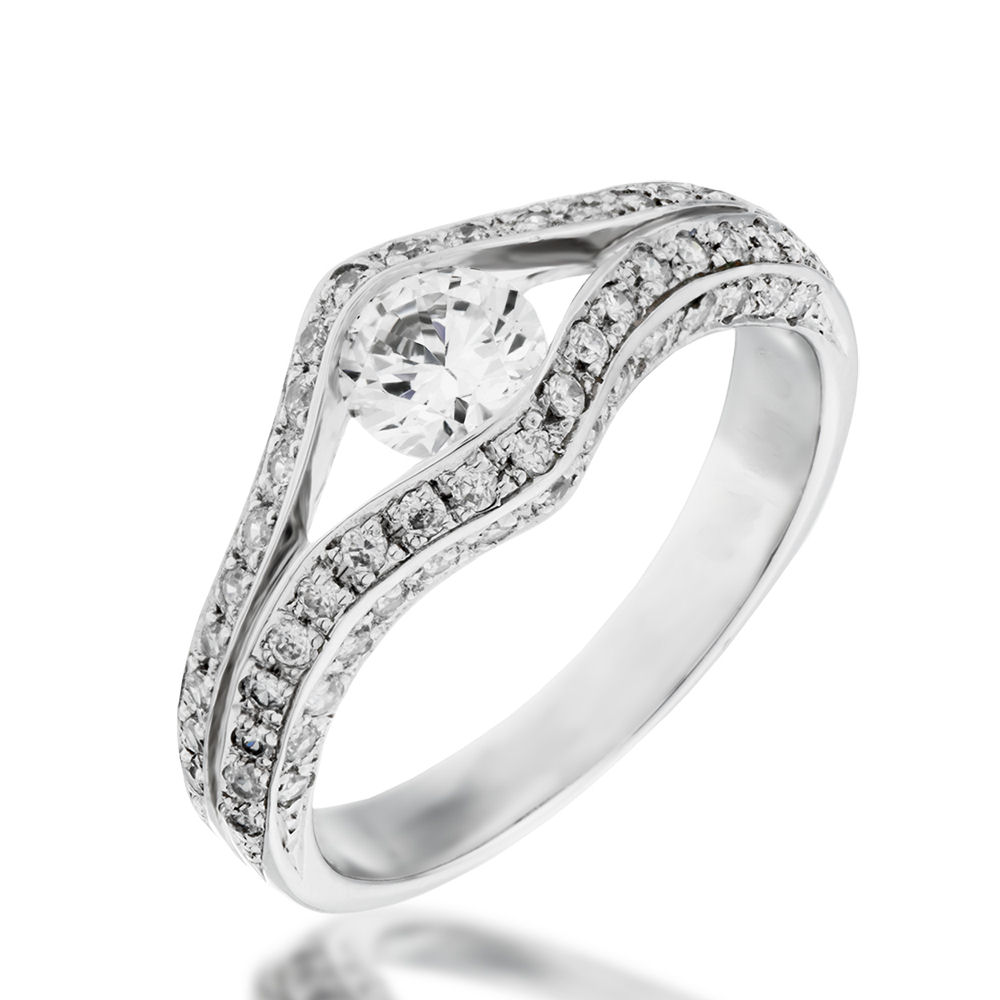 婚約指輪-ウェーヴしたダイヤのアームでセンターストーンをはさみ込んだ豪華なパヴェリング|福岡の婚約指輪・結婚指輪│宝石・時計いのうえ