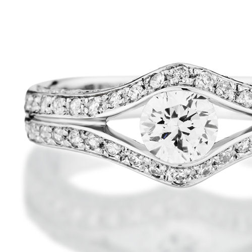 婚約指輪:ウェーヴしたダイヤのアームでセンターストーンをはさみ込んだ豪華なパヴェリング