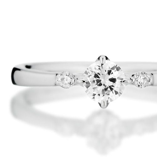 婚約指輪:横からのデザインにこだわったシンプルなストレートフォルムのデザイン